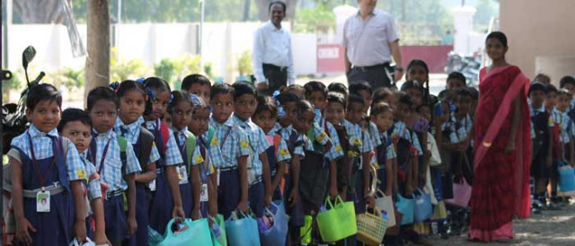 Schulkinder in Chillakallu (Indien) - Kindern helfen