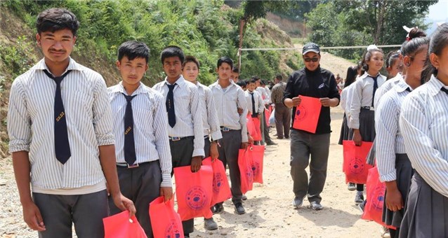 Jeder der 264 Schüler und Schülerinnen erhielt Uniform und Schreibwaren ( rote Tüten) 