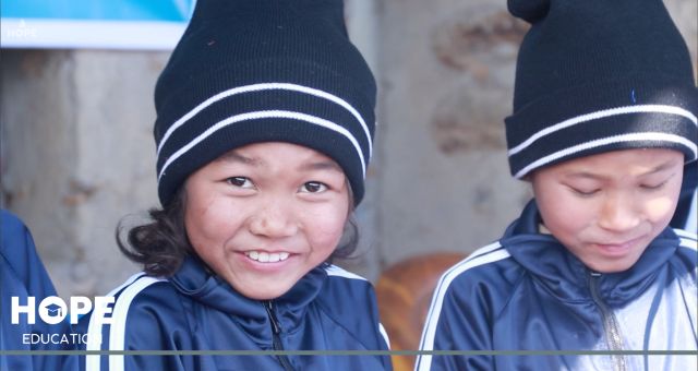 HOPE e.V. Hilfe für Schule in Bharang/ Nepal im Winter, mit Mützen und warmer Kleidung für Kinder
