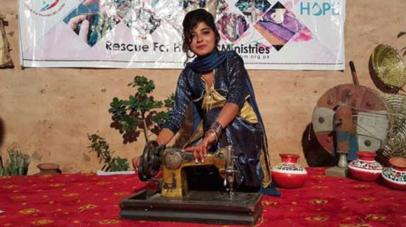 HOPE e.V. ermöglicht durch Ihre Spende einen Näherinnen-Kurs für Frauen und Mädchen in Lahore/ Pakistan 