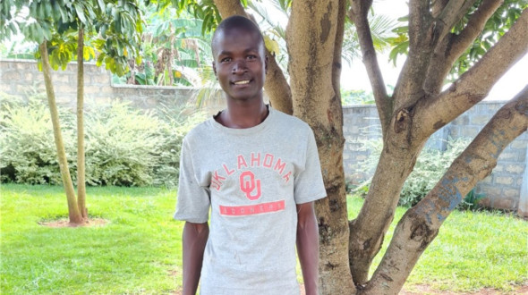 HOPE e.V. Bildungs-Patenschaft für Jungen in Afrika. Ihre Spende hilft Shakulu, eine Ausbildung zu machen.