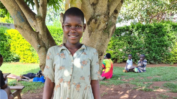 HOPE e.V. sucht  Spender und Unterstützer für eine Schul- und Bildungspatenschaft für Aisha. Sie will Lehrerin werden. 