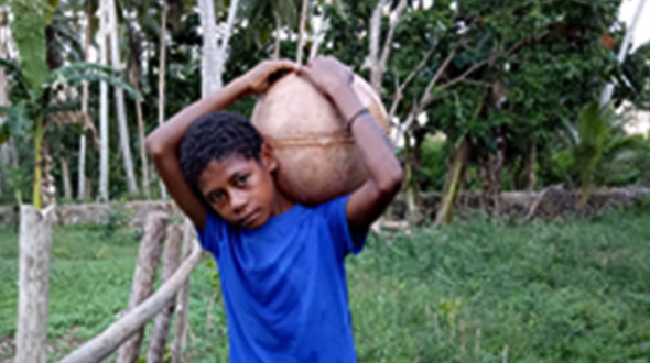 HOPE e.V. Brunnen & Wassertanks: Sauberes Trinkwasser in Papua-Neuginea beugt Krankheiten vor.