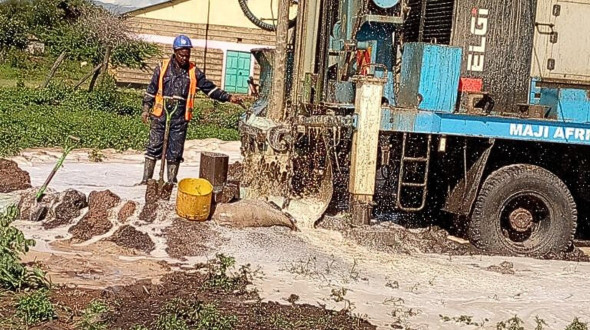 Ein fertiger Brunnen soll zu blühenden Feldern verhelfen (Projekt 8602)
