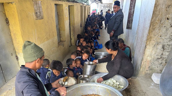 Willkommene Schulmahlzeiten für die Kinder in Chitwan