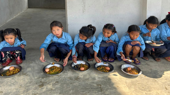 Willkommene Schulmahlzeiten für die Kinder in Chitwan