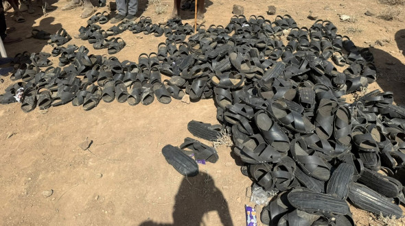 Schuhverteilung in Dhaba